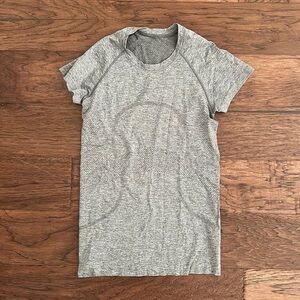 Lululemon swiftly tech short sleeve size 4 gray